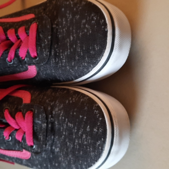 Vans off the wall old skool black with bright pink. Size 5 big girls almost new - Picture 5 of 5